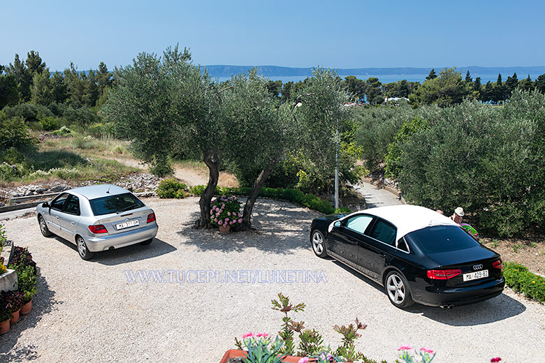 Apartments Luketina Tučepi - parking in front of house