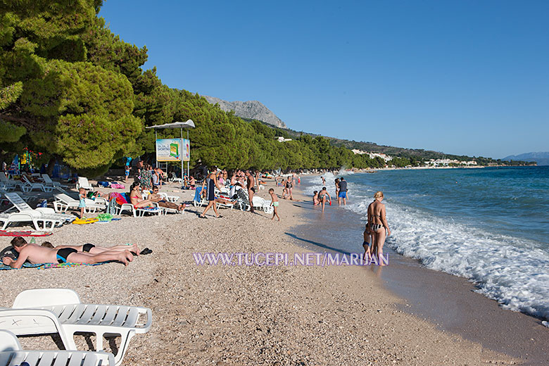 beach at hotel Alga, Tučepi, sunny day wit sea waves