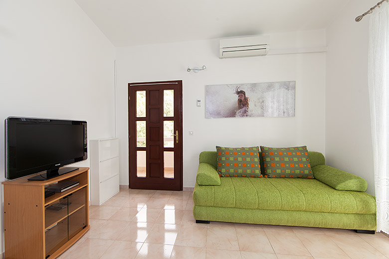 Apartments Matić, Tučepi - living room with sofa and nice sea wall photo