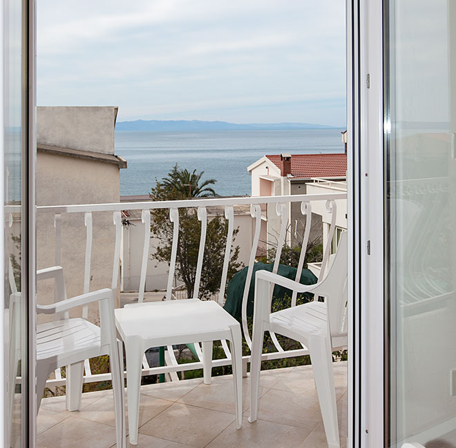 Apartments Matić 4:A6, Tučepi: balcony with partial sea view