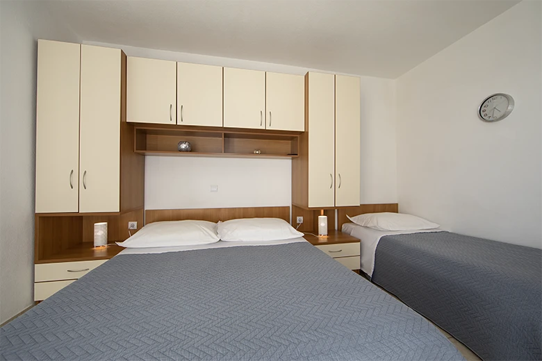 6: A3+1, bedroom - Apartments Mendeš, Tučepi