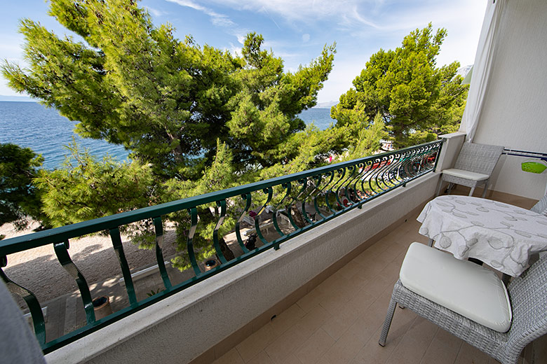 Apartments Mihaljević, Tučepi - balcony with sea view