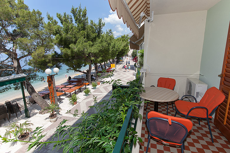 Apartments Mihaljević, Tučepi - balcony with sea view