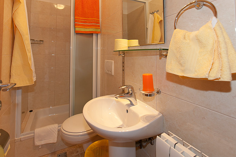 "bathroom - apartments Mijačika, Tučepi