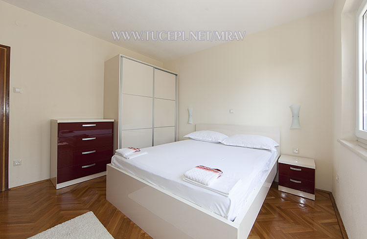 first bedroom - recent decorated furniture - apartment Mrav Tu�epi