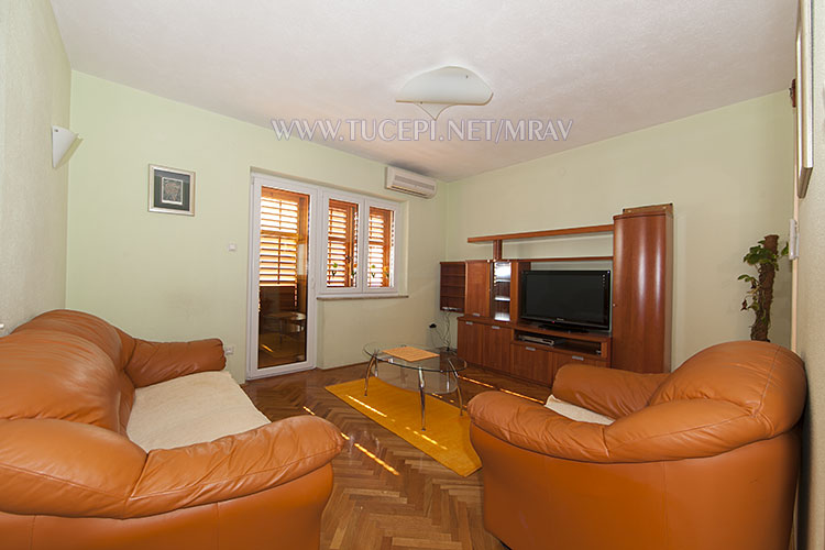 living room in apartment Mrav - Tu�epi