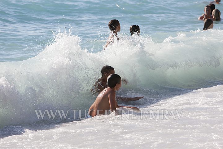 sea waves in Tuepi - children plays in it