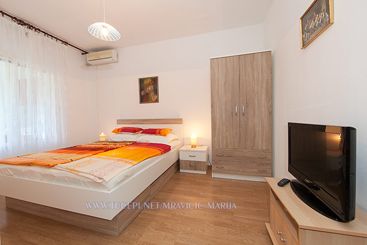 Apartments Marija and Frane Mravičić, Tučepi - bedroom