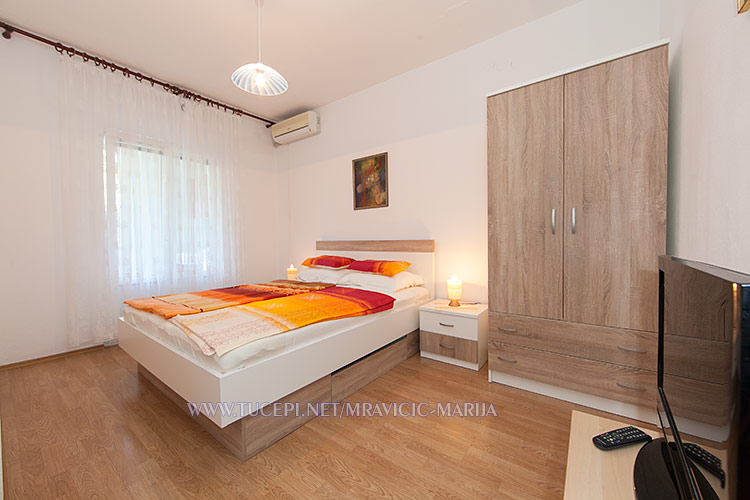 apartments Marija Mravii, Tuepi - bedroom