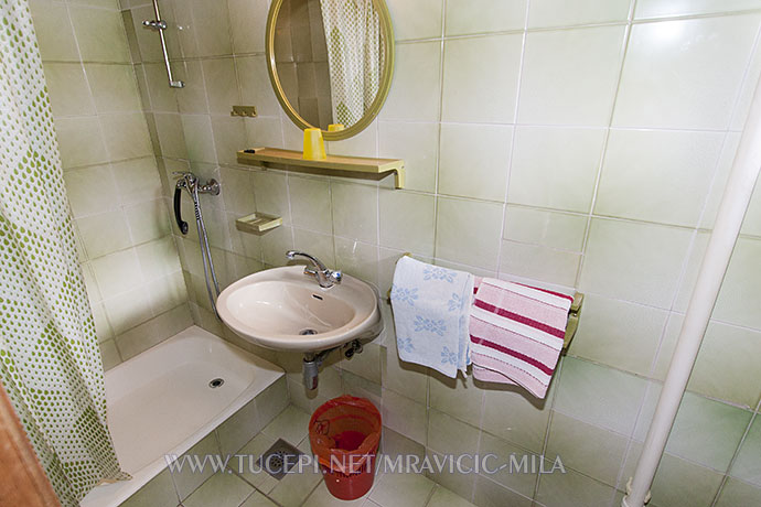 Apartments Mila Mravičić, Tučepi - bathroom