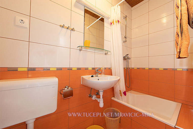 Apartments Mila Mravičić, Tučepi - bathroom