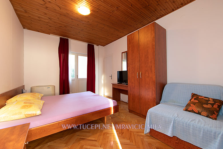 Apartments Mila Mravičić, Tučepi - bedroom