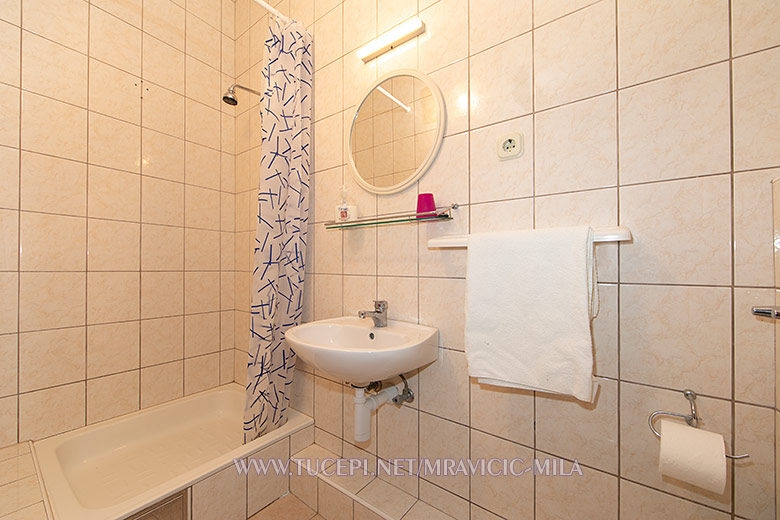 Apartments Mila Mravičić, Tučepi - bathroom