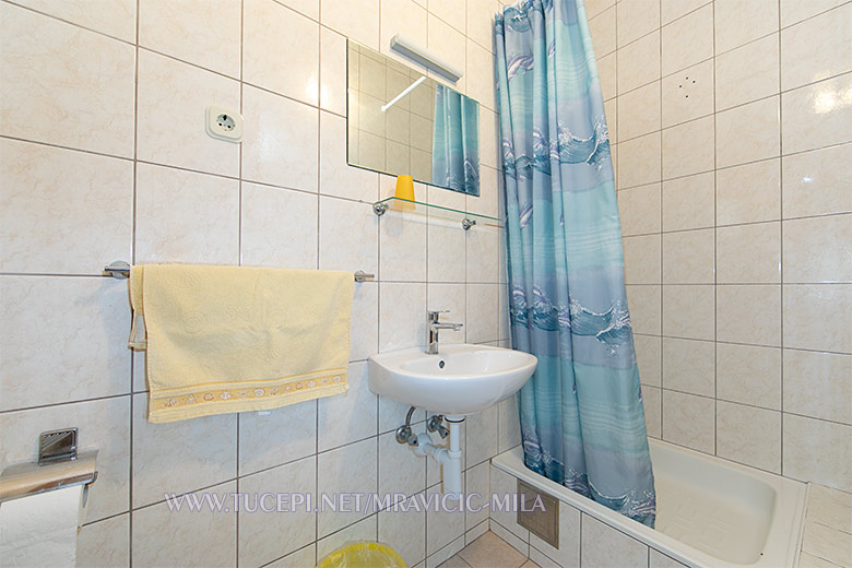 Apartments Mila Mravičić, Tučepi - bathroom