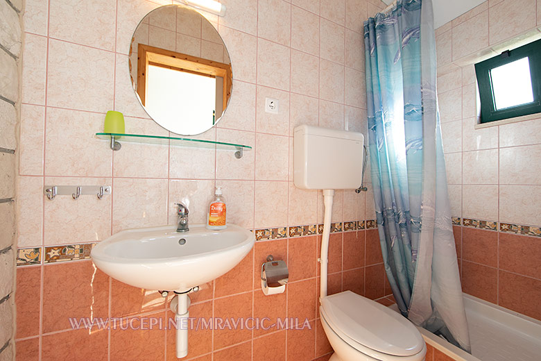 Apartments Mila Mravičić, Tučepi - bathroom