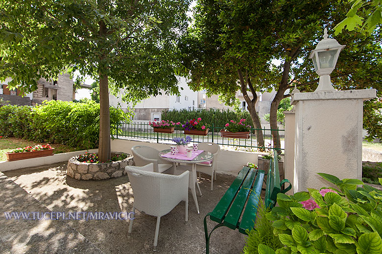 apartments Mravičić, Tučepi - garden, sitting set