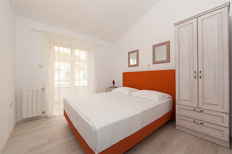 Apartments Čobrnić, Tučepi - bedroom