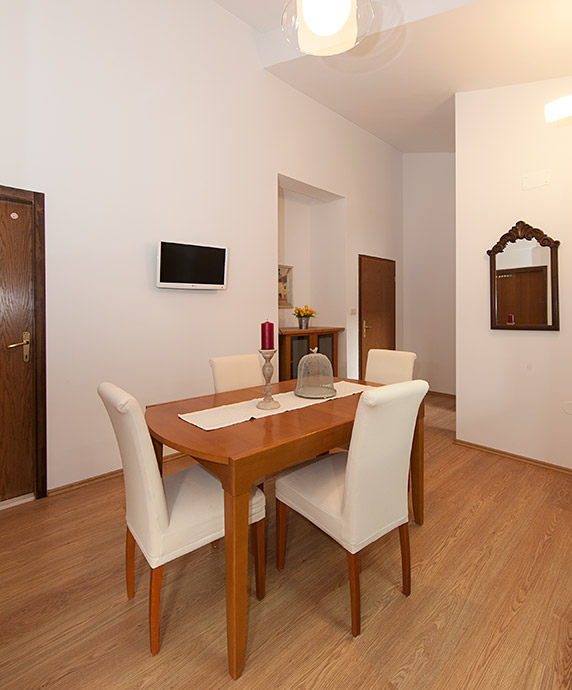 Apartments Čobrnić, Tučepi - dining room