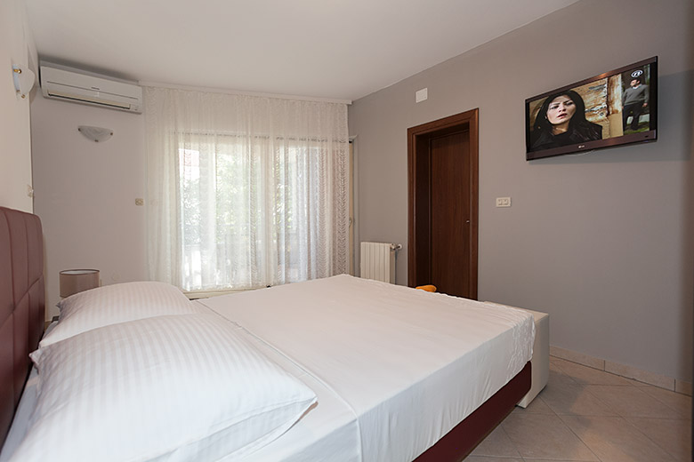 Apartments Čobrnić, Tučepi - bedroom