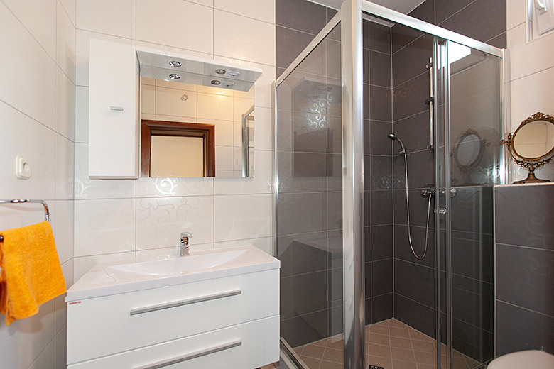 Apartments Čobrnić, Tučepi - bathroom