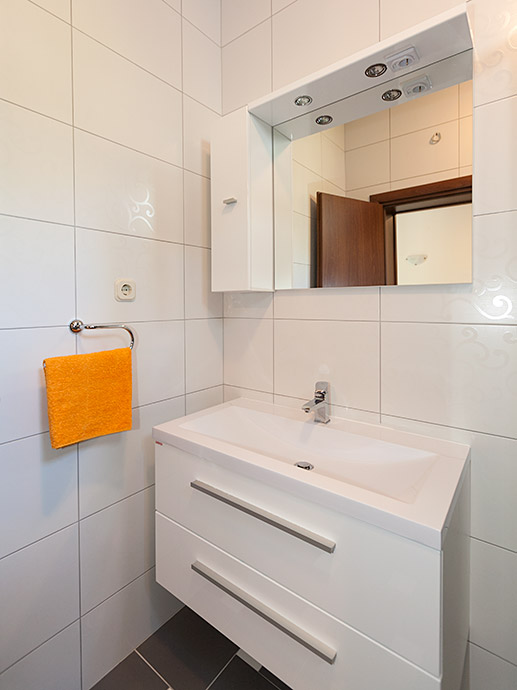 Apartments Čobrnić, Tučepi - bathroom