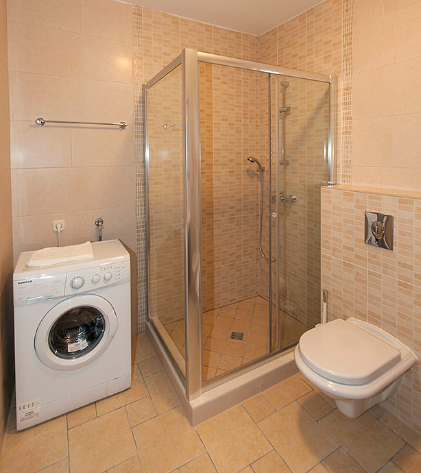 Apartments Čobrnić, Tučepi - bathroom