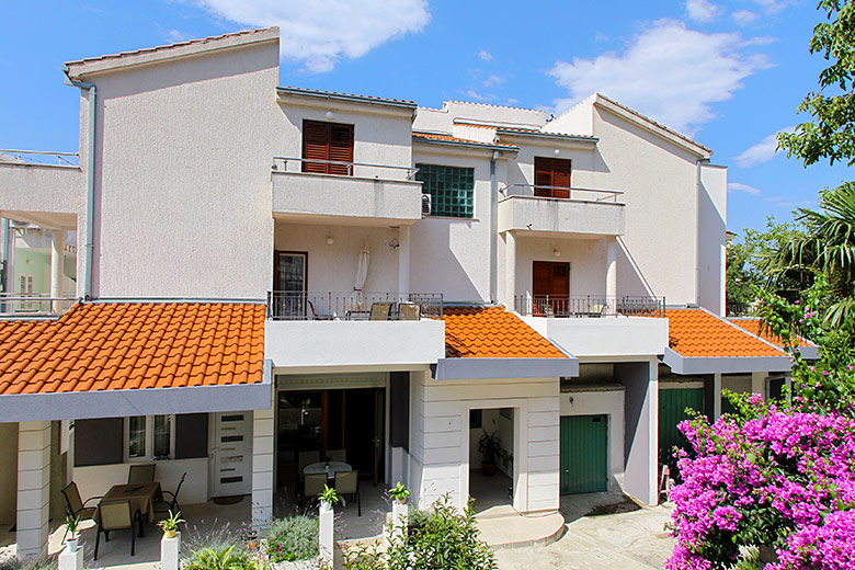 House - apartments Čobrnić, Tučepi