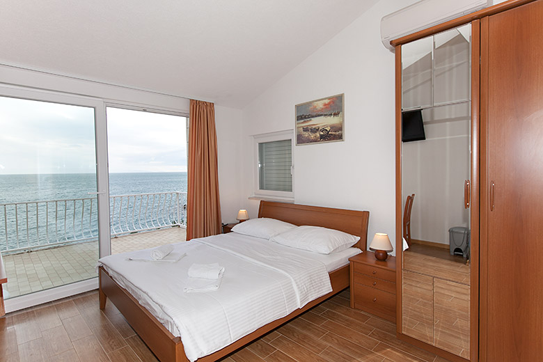 Apartments Plaža, Tučepi - bedroom