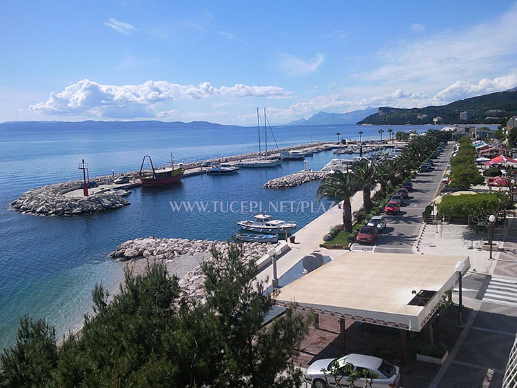 apartments Plaža, Tučepi - house viwed from sea