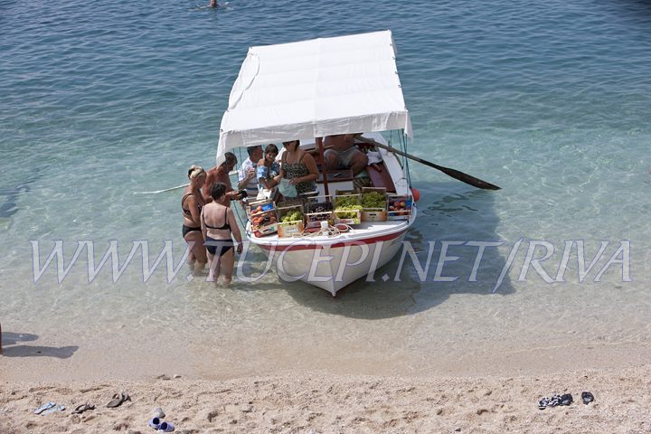 Tučepi - fresh fruits direct from the boat