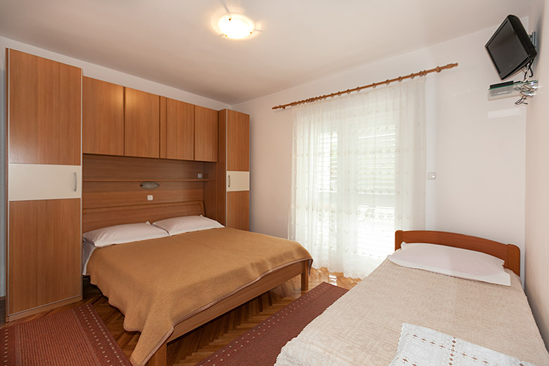 Apartments Sandra, Tučepi - bedroom