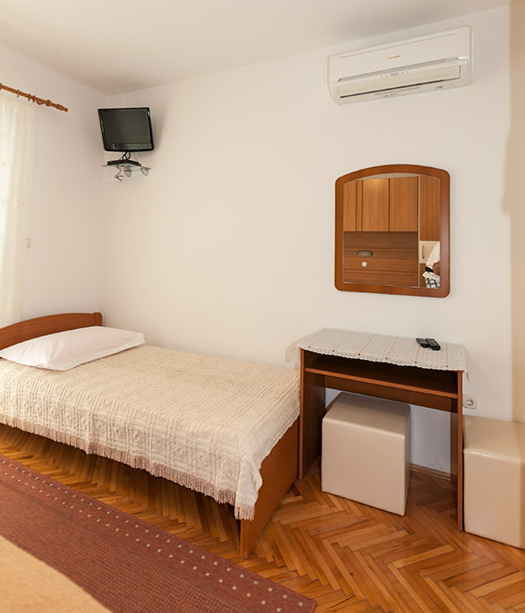 Apartments Sandra, Tučepi - bedroom