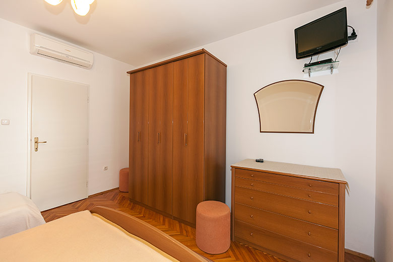 Apartments Sandra, Tučepi - bedroom