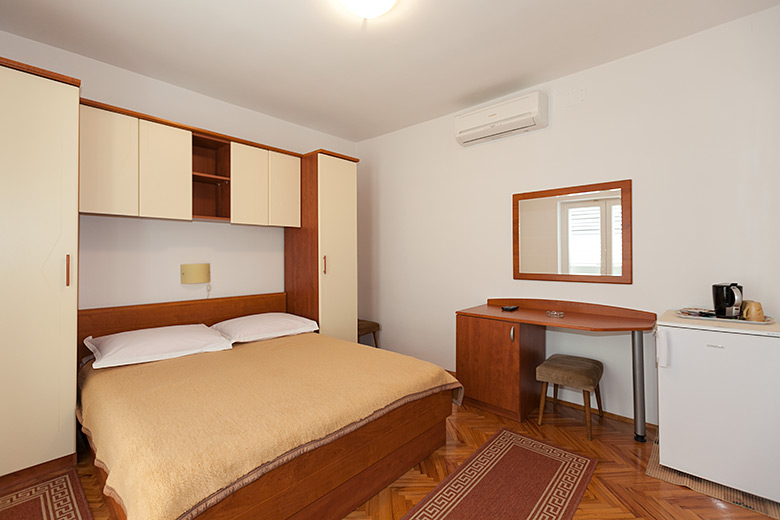 Apartments Sandra, Tučepi - bedroom