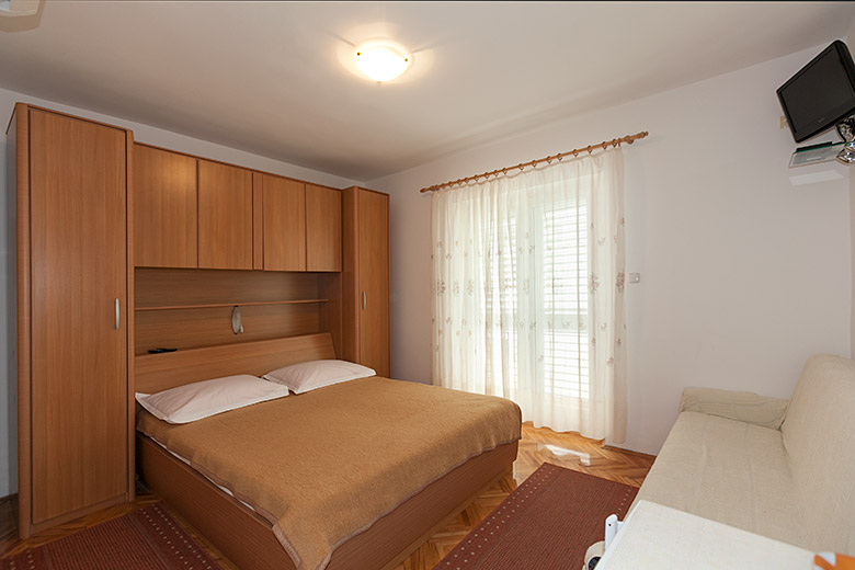 Apartments Sandra, Tučepi - bedroom