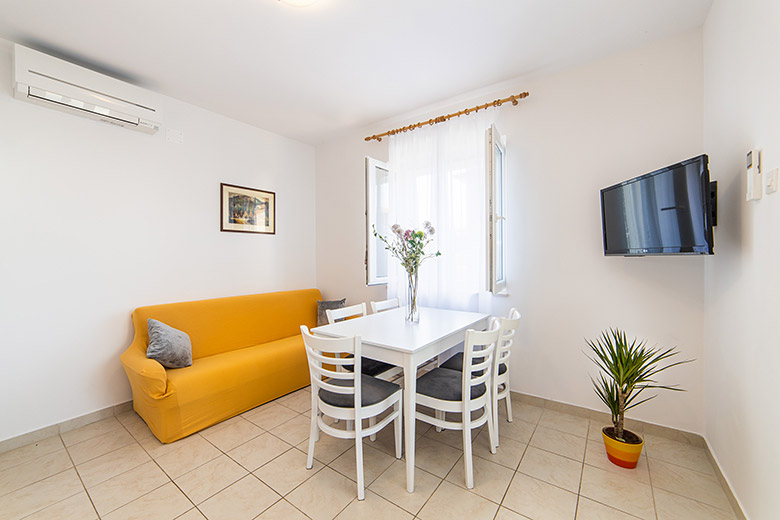 Apartments Sandra, Tučepi - dining room