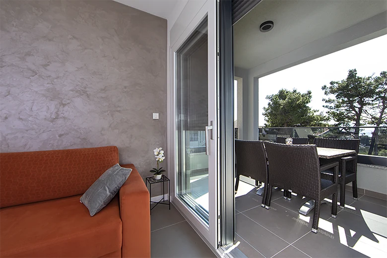 living room and veranda - Apartments Leon Šarić, Tučepi