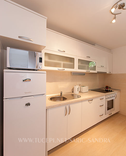 Apartments Sandra Šarić, Tučepi - kitchen