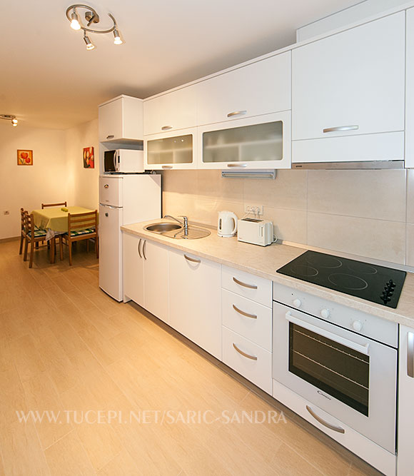 Apartments Sandra Šarić, Tučepi - kitchen