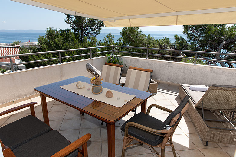 apartments Matko Ševelj, Tučepi - balcony with sea view