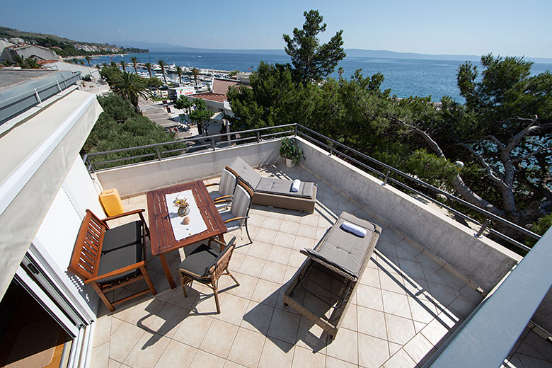 apartments Matko Ševelj, Tučepi - balcony with sea view