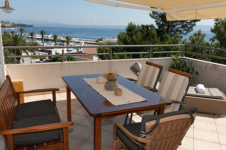 apartments Matko Ševelj, Tučepi - balcony with sea view