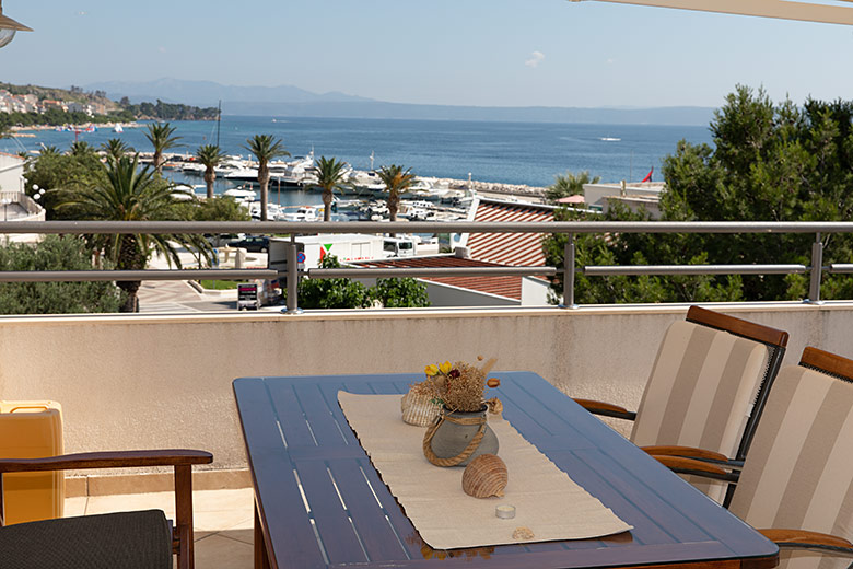 apartments Matko Ševelj, Tučepi - balcony with sea view