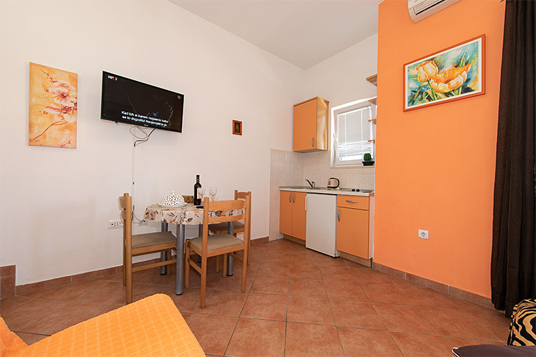 Apartments Silva, Tučepi - dining table