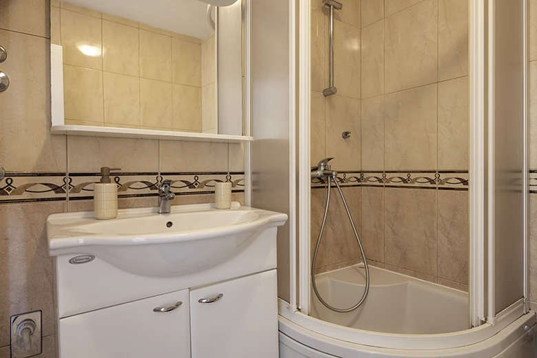 Apartments Silva, Tučepi - bathroom