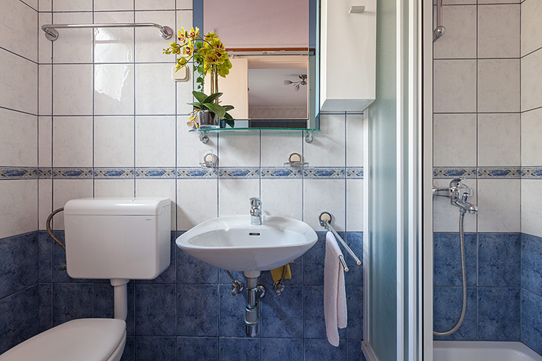 Apartments Šimić, Tučepi - bathroom