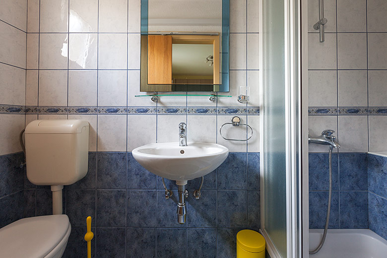 Apartments Šimić, Tučepi - bathroom