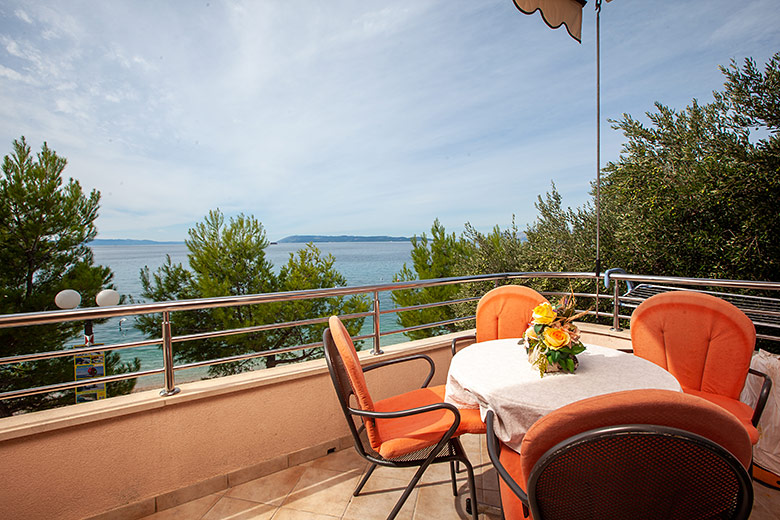 Apartments Šimić, Tučepi - balcony with sea view