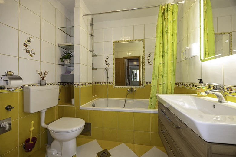Apartments Šimić, Tučepi - bathroom