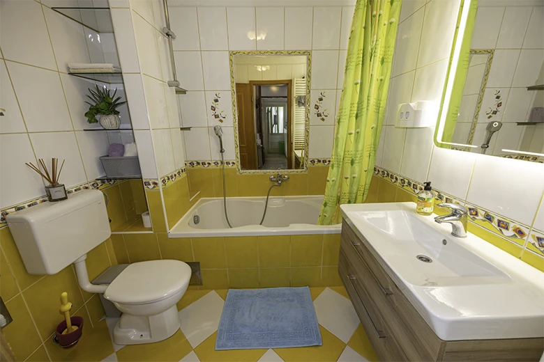 Apartments Šimić, Tučepi - bathroom